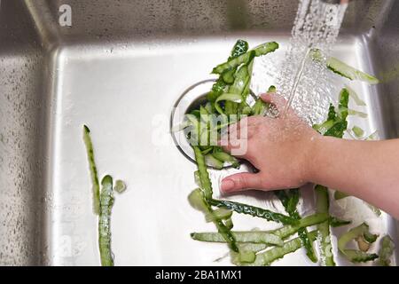 Entsorgungsmaschine für Lebensmittelabfälle im Waschbecken in der modernen Küche Stockfoto