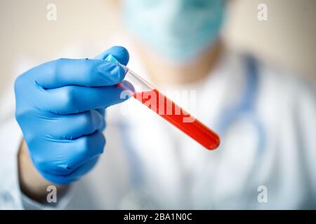 Wissenschaftler halten Blutprobe ab. Neue Epidemie Coronavirus 2019 nCoV. Hintergrund mit Kopierbereich. Horizontal. Stockfoto