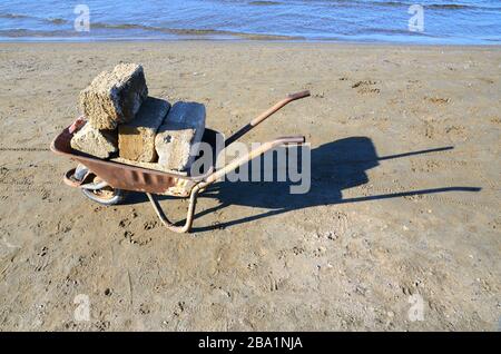 Trolley für Ordnung und Sauberkeit und die Bauarbeiten vor Ort. Warenkorb. Trolley mit einem Rad Stockfoto