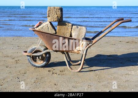 Trolley für Ordnung und Sauberkeit und die Bauarbeiten vor Ort. Warenkorb. Trolley mit einem Rad Stockfoto