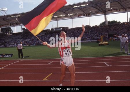 Atlanta, USA. März 2020. firo: Weltmeisterschaften 1993, Weltmeisterschaften, Leichtathletik-Weltmeisterschaften, Leichtathletik-Weltmeisterschaften, Leichtathletik-WM 1993 in Stuttgart, Leichtathletik-Männer, Männer, Männer, 1000-Meter-Lauf Stephane Franke, ganze Zahl, gestorben 2011, Jubel, Jubel, mit Deutschland Flagge, Deutschland Flagge weltweite Verwendung Credit: Dpa/Alamy Live News Stockfoto