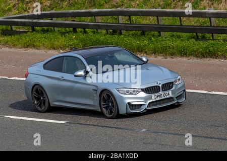 2016 BLAUER BMW M4 S-A; fahrende Fahrzeuge, Fahrzeugfahren, Straßen, Motoren, Fahren auf der Autobahn M6 Stockfoto