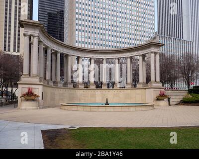 Chicago, Illinois, USA. März 2020. Ein leeres Wrigley Square und Millennium Monument im Millennium Park während der Abschaltung des COVID-19. Stockfoto