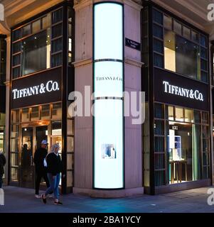 WIEN, ÖSTERREICH - NOVEMBER 2019: Leuchtschild außen an einer Filiale von Tiffany & Co nachts in der Wiener Innenstadt Stockfoto