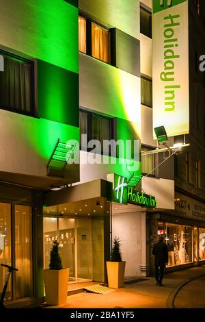 WIEN, ÖSTERREICH - NOVEMBER 2019: Außenfront und Eingang zum Holiday Inn Hotel in der Wiener Innenstadt Stockfoto