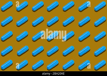 Nahtloses Muster mit blauen Pillen auf braunem Hintergrund. Arzneimittellehre Pharmazie Pharmakologie Konzept. Stockfoto