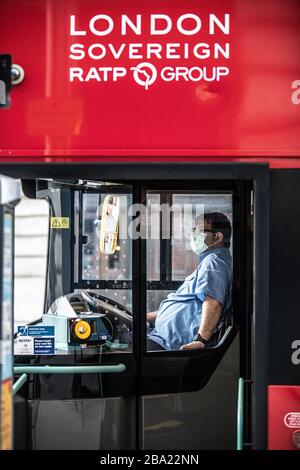 London, Großbritannien. März 2020. Londons "Schlüsselarbeiter" an der Front der Coronavirus-Pandemie. Ein Londoner Busfahrer macht während seiner Schicht eine Pause, während er im Taxi seines Doppeldecker-Busses auf der Regent Street sitzt, während er während der Coronavirus Pandemie weiter arbeitet, die zu einer Sperrung in der Hauptstadt und im gesamten Rest des Vereinigten Königreichs geführt hat, um sich zu verlangsamen Die Verbreitung des Diessease. Kredit: Jeff Gilbert/Alamy Live News Stockfoto