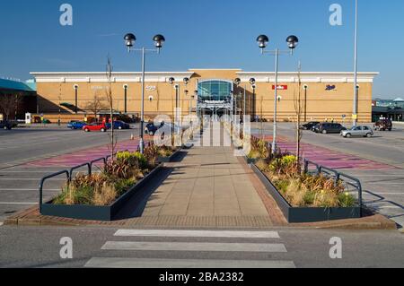 Großbritannien, South Yorkshire, Sheffield, Meadowhall Shopping Center, Haupteingang mit leerem Parkplatz im Jahr 2020 Covid-19 Lock Down Stockfoto