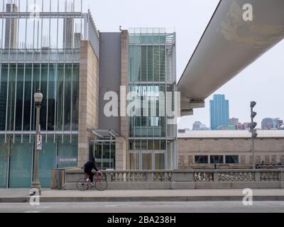 Chicago, Illinois, USA. März 2020. Monroe Street am modernen Flügel des Art Institute, einfühlsam bis auf einen einsamen Biker während der COVID-19-Pandemie. Stockfoto