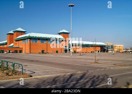 Großbritannien, South Yorkshire, Sheffield, Meadowhall Shopping Center mit leerem Parkplatz im Jahr 2020 Covid 19 Lock Down Stockfoto