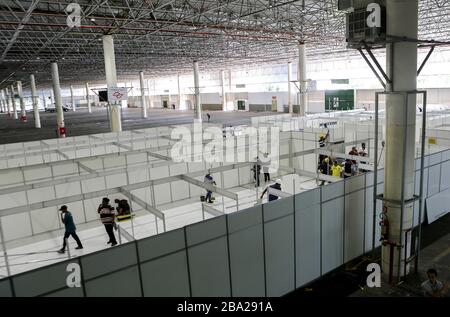 Sao Paulo, Brasilien. März 2020. 25. März 2020: Die Bilder zeigen, dass die Presse die Arbeiten von provisorischen Betten in der Pavilhao do Anhembi, im nördlichen Bereich der Hauptstadt, besucht. Die Stadt Sao Paulo wird zweitausend Betten installieren, um Patienten mit Coronavirus niedriger Komplexität zu unterstützen. Kredit: ZUMA Press, Inc./Alamy Live News Stockfoto