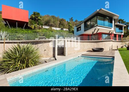 Moderne Villa mit Pool, Blick vom Garten Stockfoto