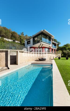 Moderne Villa mit Pool, Blick vom Garten Stockfoto