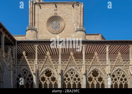 Gotischer Kreuzgang aus dem 14. Jahrhundert in der Metropolitankathedrale Santa María la Real in der Stadt Pamplona, Navarra, Spanien, Europa. Stockfoto