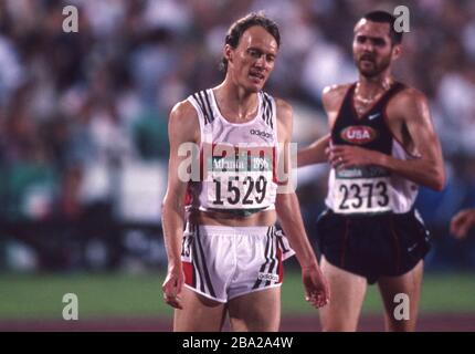 Atlanta, USA. März 2020. firo: 1996 Sport, Olympische Spiele, Sommerspiele, Olympische Spiele, Olympische Spiele, Atlanta, 96, 1996, Archivbilder, LA, Leichtathletik, Männer, Männer, 5000 Meter laufen Dieter Baumann, Halbfigur, 4., 4., 4., Platz, Enttäuschung, weltweite Nutzung Credit: Dpa/Alamy Live News Stockfoto