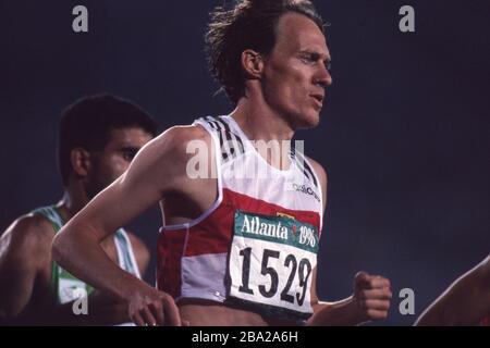 Atlanta, USA. März 2020. firo: 1996 Sport, Olympische Spiele, Sommerspiele, Olympische Spiele, Olympische Spiele, Atlanta, 96, 1996, Archivbilder, LA, Leichtathletik, Männer, Männer, 5000 Meter laufen Dieter Baumann, Halbfigur, während laufen, ist 4., 4., Platz weltweite Nutzung Credit: Dpa/Alamy Live News Stockfoto