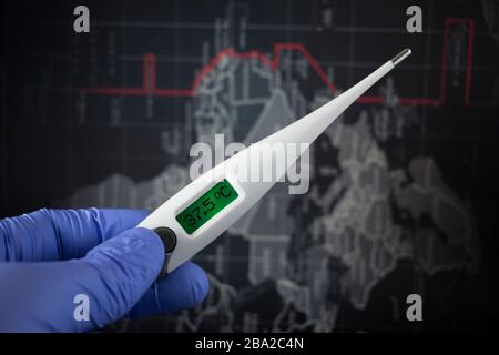 Coronavirus COVID-19. Konzept, das den Virus des chinesischen Wuhan darstellt. Weltkarte im Hintergrund. Die Arzthand mit Handschuhen hält digitales Thermome Stockfoto