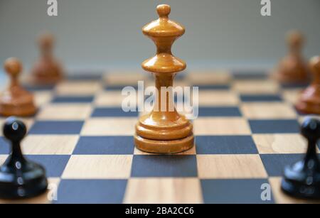 Konzept Schachfiguren drücken soziale Distanzierung aus Stockfoto
