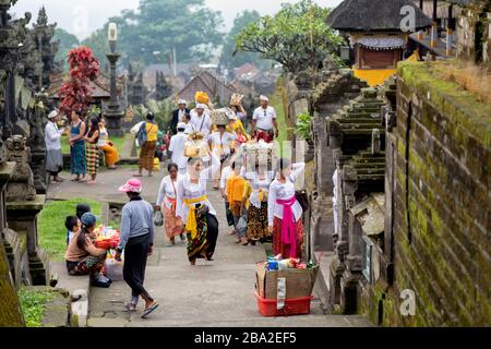 Besakih, Bali, Indonesien - 24. November 2018: Indonesische Menschen in Pura Besakih, oder Muttertempel, Balinese größter Hinduis-Tempel und berühmtestes Tou Stockfoto