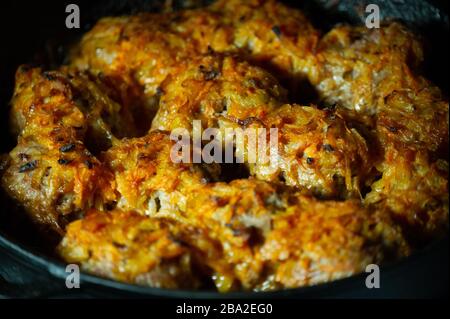 Schüssel mit Fleischbällchen und Tomatensauce. Fleischbällchen in Sauce Stockfoto