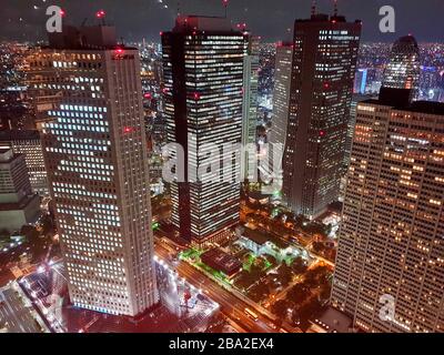 Hoch aufsteigende Wolkenkratzer in Tokio nachts Stockfoto