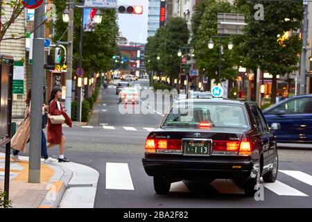 Taxi auf der Straße in Tokio Stockfoto