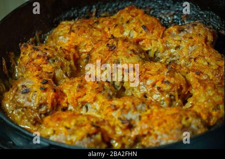 Schüssel mit Fleischbällchen und Tomatensauce. Fleischbällchen in Sauce Stockfoto