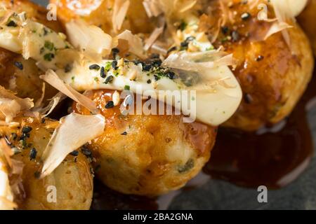 Hausgemachte Japaense Octopus Takoyaki mit Mayo-Sauce und Bonito Stockfoto