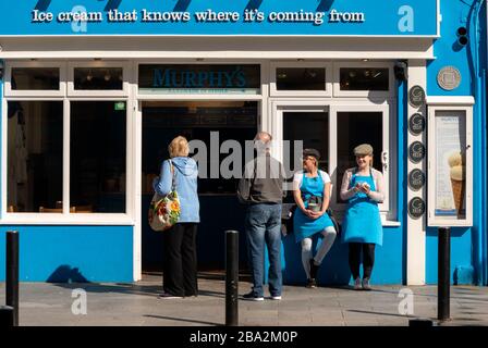 Mitarbeiter von Murphy's laden Gäste ein und bieten Touristen auf der Main Street in Killarney, County Kerry, Irland, kostenlose Eiscremeproben an Stockfoto