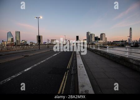 Eine völlig ruhige Waterloo Bridge bei der Dämmerung im Herzen von Central London während des Covid-19 Lockdowns, da Ökonomisten vorhersagen, dass ein Absturz mehr Leben Kosten könnte als Cronavirus. März 2020, London, England, United Kingom Credit: Jeff Gilbert/Alamy Live News Stockfoto