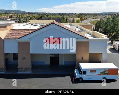 Luftbild der Vons Upermarket-Kette im Besitz von Albertsons in den Torry Highlands, San Diego, Kalifornien, USA, 11. März 2020 Stockfoto