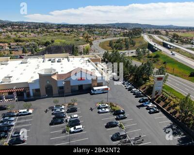 Luftbild der Vons Upermarket-Kette im Besitz von Albertsons in den Torry Highlands, San Diego, Kalifornien, USA, 11. März 2020 Stockfoto