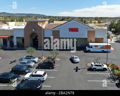 Luftbild der Vons Upermarket-Kette im Besitz von Albertsons in den Torry Highlands, San Diego, Kalifornien, USA, 11. März 2020 Stockfoto