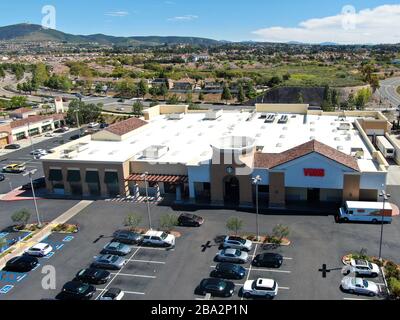Luftbild der Vons Upermarket-Kette im Besitz von Albertsons in den Torry Highlands, San Diego, Kalifornien, USA, 11. März 2020 Stockfoto