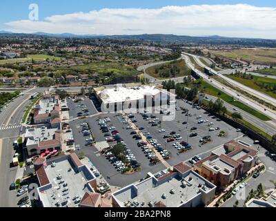 Luftbild der Vons Upermarket-Kette im Besitz von Albertsons in den Torry Highlands, San Diego, Kalifornien, USA, 11. März 2020 Stockfoto