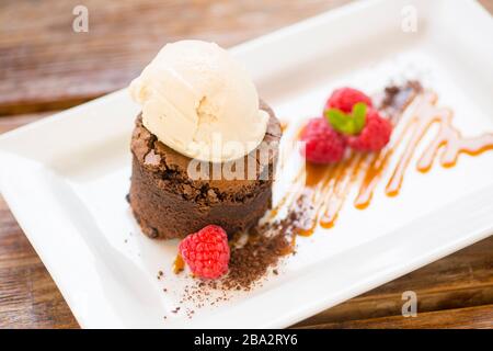 Bier Brownie sundae Stockfoto