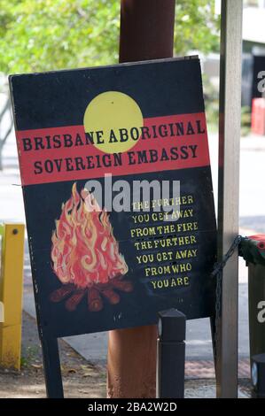 Schild der souveränen Botschaft der Aborigines in Brisbane, die sich im Musgrave Park in Brisbane befindet Stockfoto