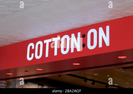 Brisbane, QLD, Australien - 28. Februar 2020: Baumwolle auf Schild vor dem Laden in Brisbane. Cotton on Group ist die größte globale Australiens Stockfoto