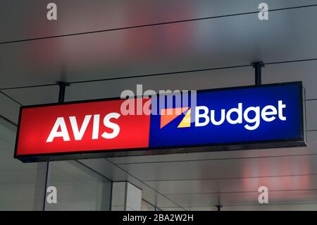 Brisbane, Queensland, Australien - 28. Februar 2020: Blick auf ein beleuchtetes AVIS-/Budget-Mietwagenschild, das vor einem Geschäft in Brisbane HÄNGT, A. Stockfoto