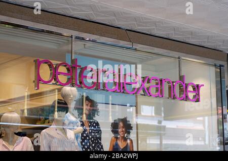 Brisbane, Queensland, Australien - 28. Februar 2020: Blick auf ein Schild mit Peter Alexander Shop, das an einer Glaswand in der Queenstreet Mall in Brisbane, Au hängt Stockfoto