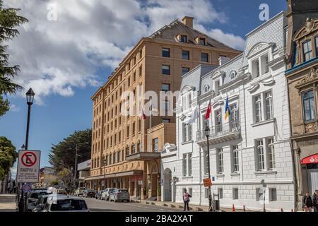 Die Gebäude In Punta Arenas Blicken Auf Die Innenstadt Stockfoto