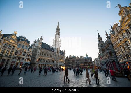 BRÜSSEL - 11. MAI 2013: Viele Touristen schlendern durch den Grand Place, den zentralen Platz der Stadt, der als Grote Markt auf Niederländisch bekannt ist. Stockfoto