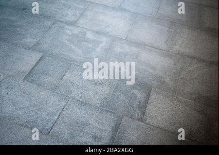 Vollformathintergrund aus dunklen, rauen Granitblöcken mit schattigen Kopierräumen Stockfoto