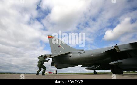 Flight Leutnant Andy Chisholm überprüft seinen RAF Harrier vor der endgültigen Übergabe von RAF Aldergrove an das Joint Helicopter Command Flying Station Aldergrove, Antrim, Nordirland, 20. September 2009. Während einer Zeremonie, die das Ende der RAF in Nordirland nach 91 Jahren sah, wurde der Fähnrich der RAF abgesenkt und die Namensschilder geändert. Foto/Paul McErlane Stockfoto