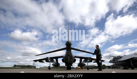 Flight Leutnant Andy Chisholm überprüft seinen RAF Harrier vor der endgültigen Übergabe von RAF Aldergrove an das Joint Helicopter Command Flying Station Aldergrove, Antrim, Nordirland, 20. September 2009. Während einer Zeremonie, die das Ende der RAF in Nordirland nach 91 Jahren sah, wurde der Fähnrich der RAF abgesenkt und die Namensschilder geändert. Foto/Paul McErlane Stockfoto