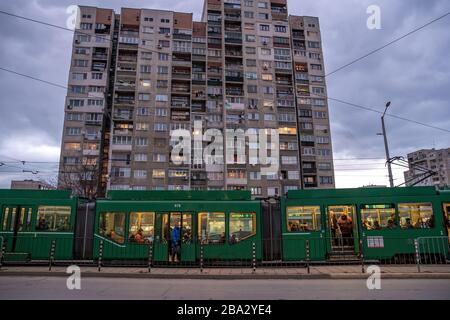 Sofia - 27. Februar 2020: Fertighaus in der Stadt auf Siedlungen, Straßenbahn an der Haltestelle vor dem Haus Stockfoto