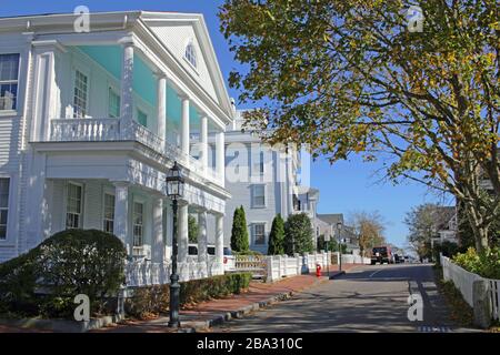 Kapitän Morse House im Vordergrund und Wohnungen entlang N Water St, Edgartown, Martha's Vineyard, Massachusetts, USA Stockfoto