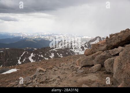 Der Sturm kommt oben auf Mount Evans, Colorado, an Stockfoto