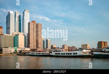 New York City, NY/USA - 14. Juli 2014: Der Hudson River und die Skyline im mittleren Westen Manhattans. Stockfoto