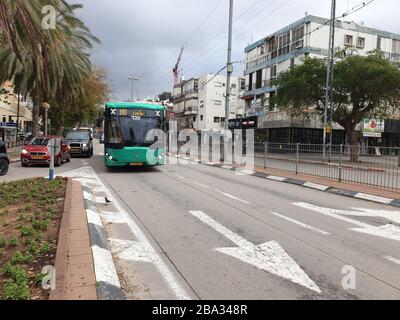 HOLON, ISRAEL. Januar 2020. Personenbus Green Egged, Route 143, an der Straße Eilat in Holon. Konzept des israelischen öffentlichen Verkehrssystems Stockfoto